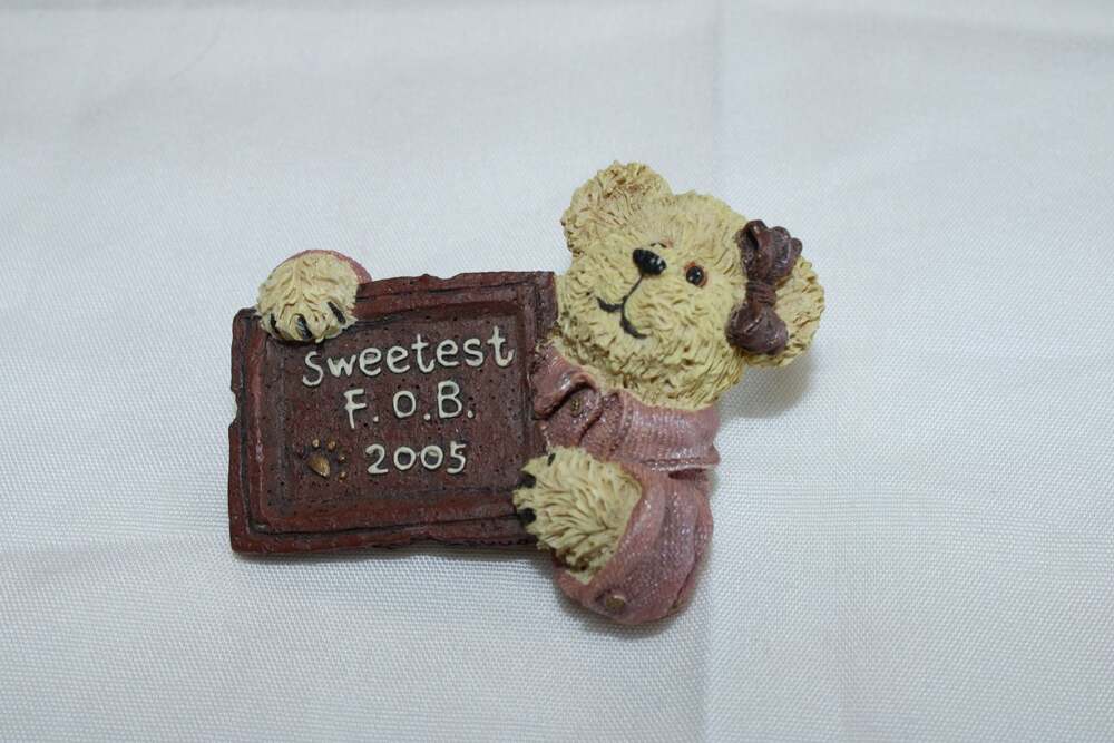 Boyds Bears & Friends Bearwear Collection Sweetest F.O.B. 2005 Lapel Pin